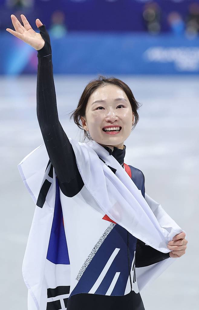 20일(현지시간) 이탈리아 밀라노 아이스스케이팅 아레나에서 열린 2026 밀라노ㆍ코르티나담페초 동계올림픽 쇼트트랙 여자 1,500m 결승에서 은메달을 획득한 최민정이 태극기를 들고 트랙을 돌고 있다. 2026.2.21 연합뉴스