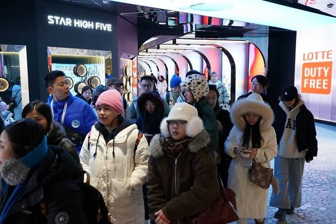 Passengers disembark at Incheon Port on Feb. 6. (Lotte Duty Free)