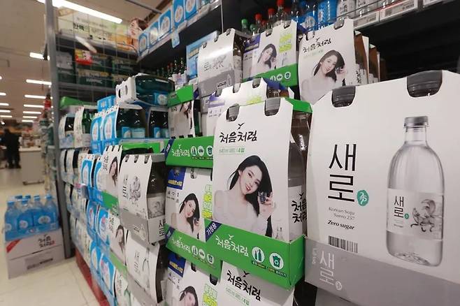 서울 시내 한 대형마트에 진열된 소주. 연합뉴스