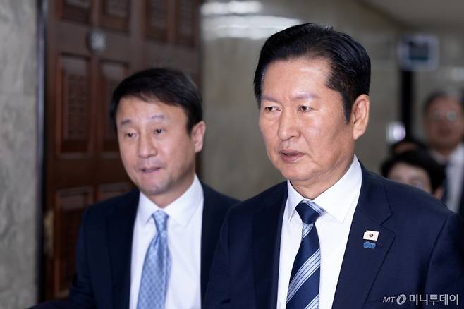 (서울=뉴스1) 이승배 기자 = 정청래 더불어민주당 대표와 한병도 원내대표가 22일 서울 여의도 국회에서 열린 비공개 정책 의원총회에 참석하고 있다. 2026.2.22/뉴스1 Copyright (C) 뉴스1. All rights reserved. 무단 전재 및 재배포, AI학습 이용 금지. /사진=(서울=뉴스1) 이승배 기자