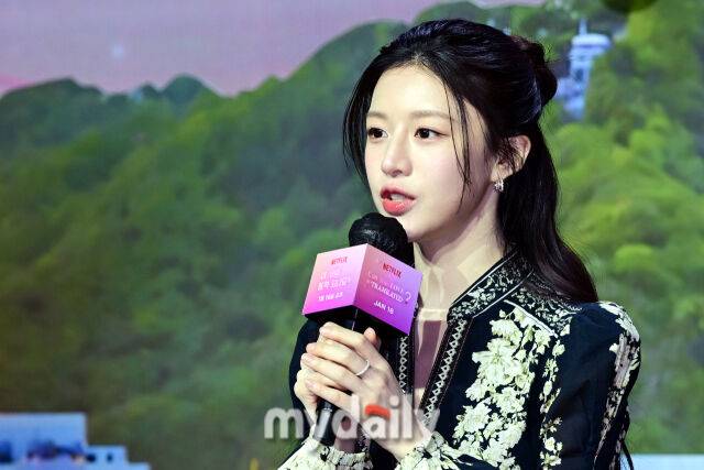 2026년 1월 13일 오전 서울 강남구 조선팰리스 강남에서 진행된 넷플릭스 시리즈 '이 사랑 통역 되나요' 제작발표회에서 고윤정이 취재진의 질문에 답하고 있다.'이 사랑 통역 되나요'는 다중언어 통역사 주호진(김선호)이 글로벌 톱스타 차무희(고윤정)의 통역을 맡게 되면서 펼쳐지는 예측불가 로맨틱 코미디다.
