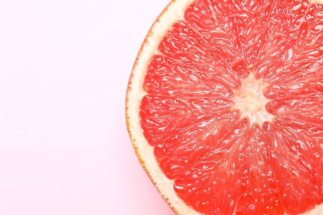 자몽은 일부 약물의 체내 농도를 높일 수 있어 복용 중인 약이 있다면 섭취 전 상담이 필요하다. 게티이미지뱅크