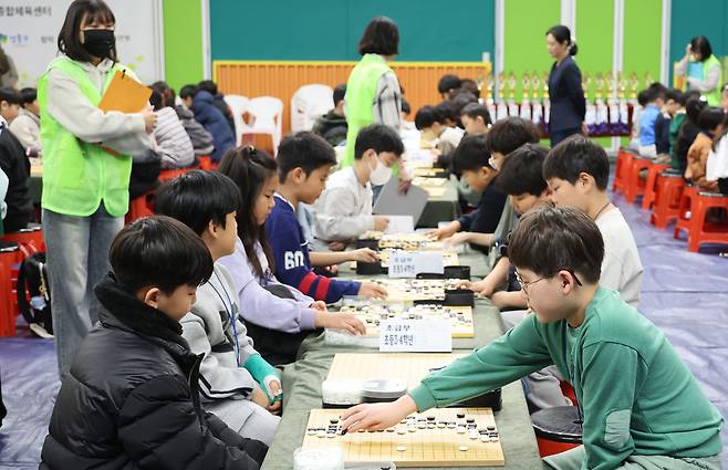 22일 서울 성동구 성수동 성동구민종합체육센터에서 열린 제2회 성동구청장배 전국 어린이 바둑대회에서 참가자들이 바둑을 두고 있다. 한국기원이 주최하고 성동구가 후원하는 이번 대회는 전국 초등학생과 미취학 아동 368명을 대상으로 기력에 따라 15개 부문으로 나뉘어 치러진다. 이제원 선임기자