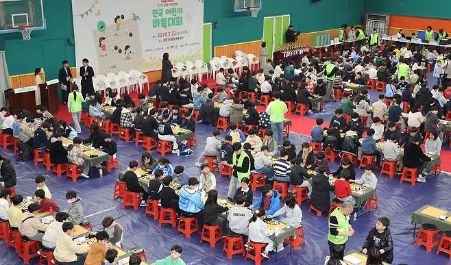 22일 서울 성동구 성수동 성동구민종합체육센터에서 열린 제2회 성동구청장배 전국 어린이 바둑대회에서 참가자들이 바둑을 두고 있다. 한국기원이 주최하고 성동구가 후원하는 이번 대회는 전국 초등학생과 미취학 아동 368명을 대상으로 기력에 따라 15개 부문으로 나뉘어 치러진다. 이제원 선임기자