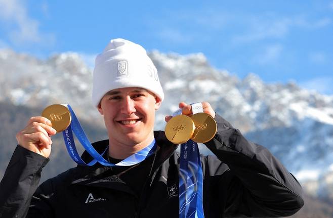 프란조 폰알멘(스위스)이 12일(현지시간) 이탈리아 보르미오 스텔비오 스키센터에서 열린 2026 밀라노·코르티나 동계올림픽 알파인스키 경기 이후 금메달 3개를 들고 기념 촬영을 하고 있다. 로이터 연합뉴스