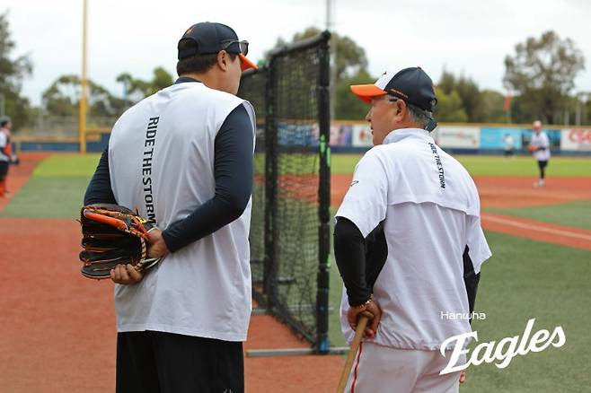 ▲ 왼쪽부터 류현진, 김경문 감독 ⓒ한화 이글스