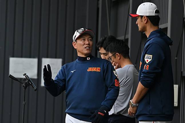이바타 히로카즈 일본 감독(가운데)과 다르빗슈 유(오른쪽) 인스트럭터가 대화를 나누고 있다. /사진=일본 야구대표팀 공식 홈페이지