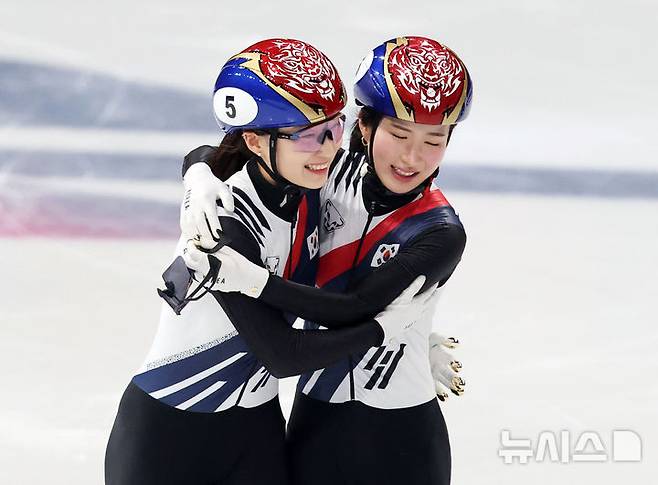 여자 1500m에서 나란히 금메달과 은메달을 차지한 김길리(오른쪽)와 최민정이 포옹을 나누고 있다. /사진=뉴시스