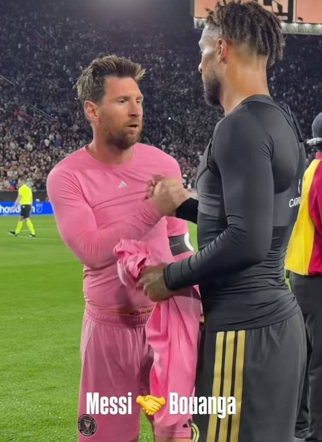 리오넬 메시(왼쪽)와 드니 부앙가가 인터 마이애미와 로스앤젤레스FC의 경기 후 유니폼을 교환하고 있다. /사진=미국 메이저리그사커(MLS) 공식 사회관계망서비스(SNS) 영상 갈무리