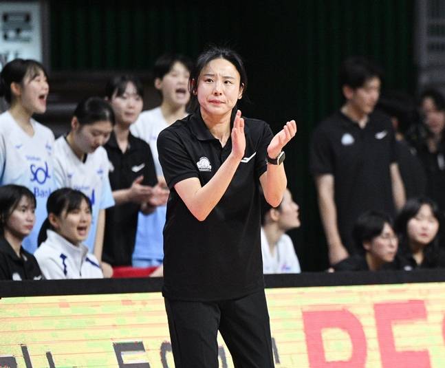 만족하며 박수를 치고 있는 최윤아 감독. /사진=WKBL