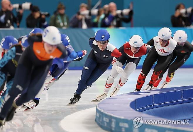 박지우 결승전 (밀라노=연합뉴스) 신준희 기자 = 21일(현지시간) 이탈리아 밀라노 스피드스케이팅 스타디움에서 열린 2026 밀라노-코르티나담페초 동계올림픽 스피드스케이팅 여자 매스스타트 결승에 출전한 박지우(6)가 경기를 펼치고 있다. 2026.2.22 hama@yna.co.kr
