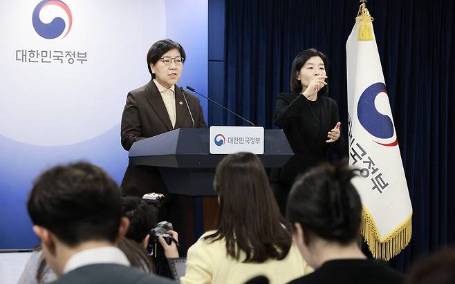 ▲ 정은경 보건복지부 장관이 지난 10일 정부서울청사에서 브리핑을 열고 서울을 제외한 32개 의과대학을 대상으로 2027년부터 지역의사 인력을 증원하는 내용을 발표하고 있다. /사진제공=복지부