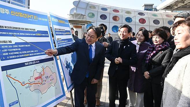 광주송정역 관련 통합특별법 현장 설명회가 23일 광주 광산구 광주송정역 광장에서 열려 강기정 광주시장이 광역 교통체계 구축 방안을 설명하고 있다./조영권 기자