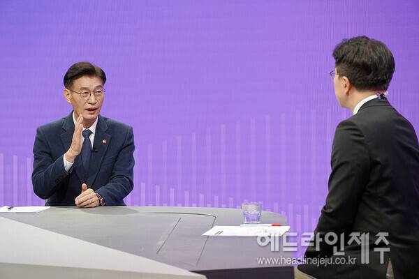 제9회 전국동시지방선거 공동보도협약을 맺은 <헤드라인제주>와 KCTV 제주방송, 삼다일보, 한라일보 등 언론 4사 공동 주최로 열린 '2026 제주의 선택 제9회 전국동시지방선거' 특별대담.