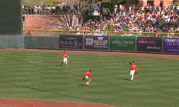 아라에즈의 수비를 돕는 이정후(사진=MLB.com)