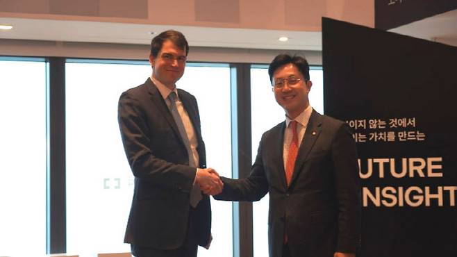 최영진(오른쪽) 한화자산운용 부사장과 지토 재단 브라이언 스미스 회장이 서울 여의도 63빌딩 본사에서 만나 기념촬영을 하고 있다. (사진=한화자산운용)