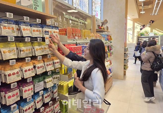 올리브베러 1층에서 고객이 건강 간식을 살펴보고 있다. (사진=한전진 기자)