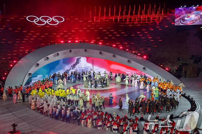 22일(현지시간) 이탈리아 베로나 올림픽 아레나에서 열린 2026 밀라노·코르티나담페초 동계올림픽 폐회식에서 각 국 선수단이 입장하고 있다. (공동취재) 2026.2.23 ⓒ 뉴스1 김진환 기자