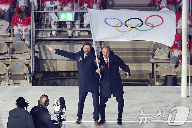 22일(현지시간) 이탈리아 베로나 아레나에서 열린 2026 밀라노·코르티나담페초 동계올림픽 폐회식에서 2030년 동계 올림픽이 열리는 프랑스 대표자들이 오륜기를 흔들고 있다. (공동취재) 2026.2.23 ⓒ 뉴스1 김진환 기자