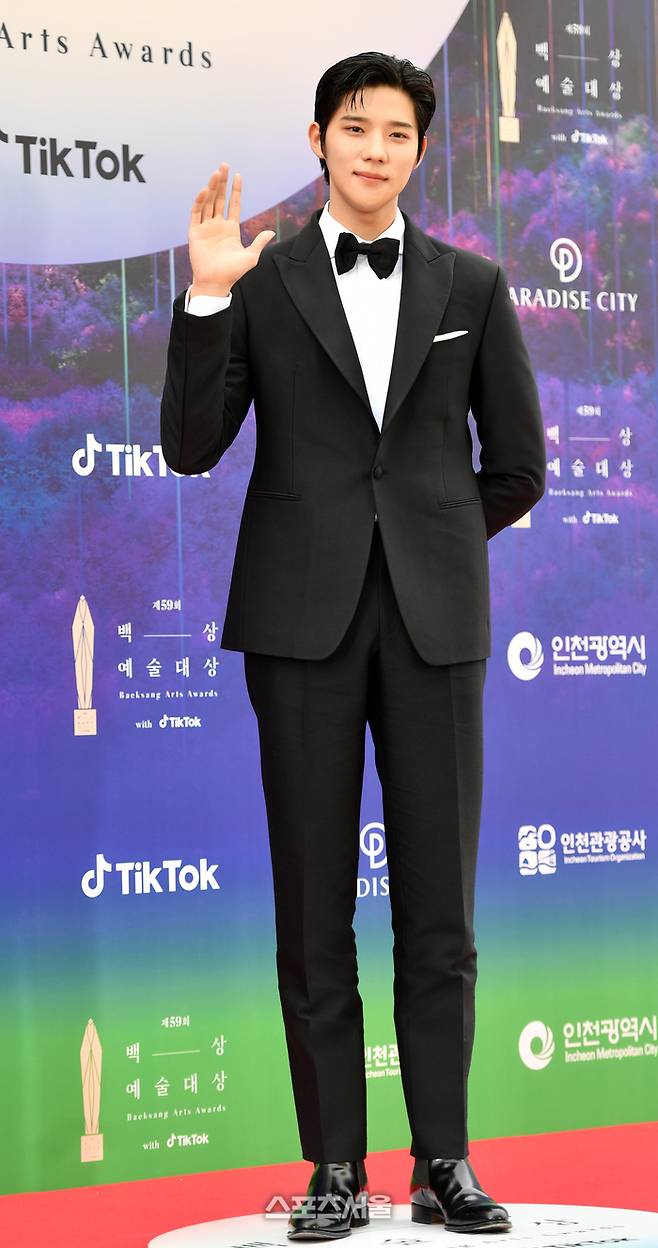 배우 문사민이 28일 영종도 파라다이스시티에서 열린 제59회 백상예술대상 시상식에 앞서 레드카펫을 밟으며 입장하고 있다. 영종도 | 강영조기자 kanjo@sportsseoul.com