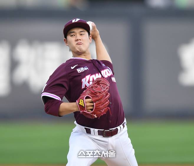 키움 선발투수 정현우가 3일 수원 KT위즈파크에서 열린 2025 KBO리그 KT와 경기에서 역투하고 있다. 수원 | 최승섭기자 thunder@sportsseoul.com