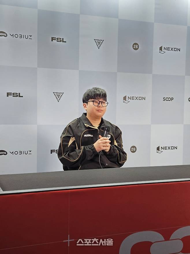 젠시티 ‘크롱’ 황세종이 23일 서울 잠실DN콜로세움에서 열린 2026 FC온라인 슈퍼챔피언스리그 넉아웃 스테이지 2일차 첫 경기에서 강준호를 꺾은 후 취재진 인터뷰에 응하고 있다. 잠실 | 강윤식 기자 skywalker@sportsseoul.com