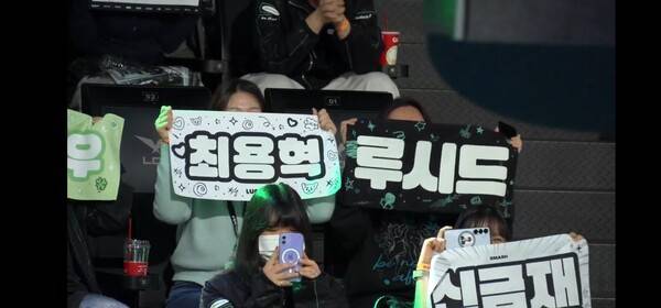 22일 종로구 치지직 롤파크에서 열린 2026 LCK컵 플레이오프 패자 3라운드 4세트 탈락 위기에 몰렸던 디플러스 기아(DK)가 벼랑 끝에서 기적 같은 반격을 완성했다. 초반 흔들림을 딛고 오공–카시오페아 중심의 한타 집중력을 앞세워 T1을 무너뜨리며 시리즈를 2대2 원점으로 되돌렸다. (DK & T1 =2:2). /사진=네이버 치지직 라이브영상 캡처