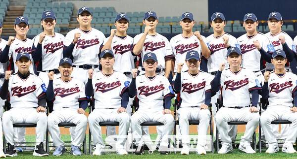 류지현 감독이 이끄는 야구 국가대표팀이 4일 서울 고척스카이돔에서 훈련에 앞서 단체사진촬영을 하고 있다. /사진=뉴시스