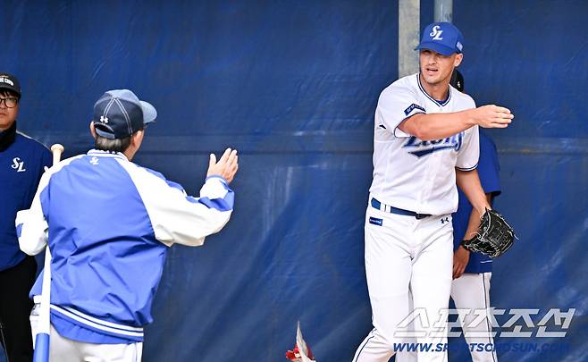 20일 일본 오키나와 온나손 아카마 구장에서 열린 대한민국 야구 대표팀과 삼성 라이온즈의 평가전, 맷 매닝 불펜 피칭을 최일언 코치가 지켜보고 있다. 오키나와(일본)=박재만 기자 pjm@sportschosun.com./2026.02.20/