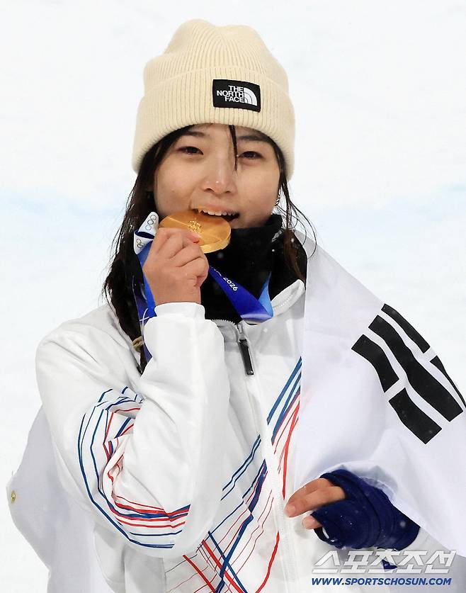 13일(한국시간) 이탈리아 리비뇨 스노파크에서 열린 스키 스노보드 여자 하프파이프 결선에서 최가온이 90.25점을 획득해 금메달을 차지했다. 금메달 들고 포즈를 취하는 최가온. 리비뇨(이탈리아)=송정헌 기자songs@sportschosun.com/2026.02.13/