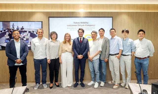 지난해 9월 카카오모빌리티 사옥을 방문한 디리야컴퍼니 관계자들이 류긍선 대표(오른쪽 다섯 번째)등 카카오모빌리티 관계자들과 함께 기념 촬영하고 있다. /카카오모빌리티