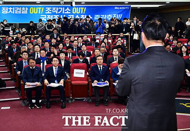 박성준 공취모 상임대표 인사말 듣는 참석자들.