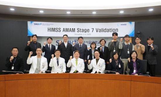 분당서울대병원 관계자들이 HIMSS Modified AMAM Stage7 인증심사 기념 단체사진을 촬영하고 있다. 분당서울대병원