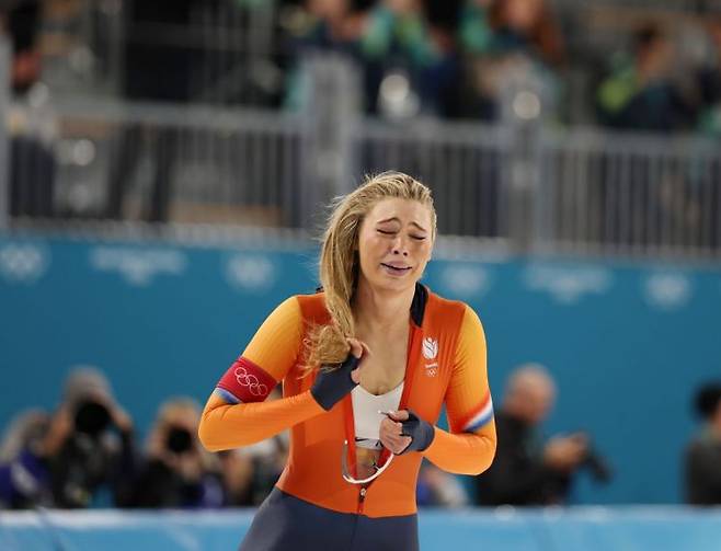 9일(현지시간) 이탈리아 밀라노 스피드스케이팅 스타디움에서 열린 2026 밀라노-코르티나담페초 동계올림픽 스피드스케이팅 여자 1,000m 경기에서 네덜란드 유타 레이르담이 우승한 뒤 눈물을 흘리고 있다. 연합뉴스
