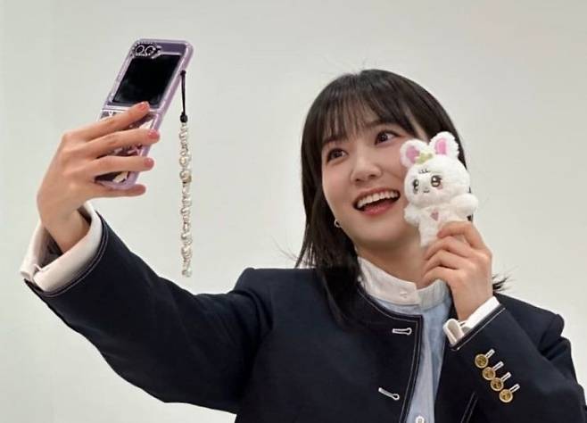 삼성전자 갤럭시 스마트폰을 사용하는 배우 박은빈. 사진은 기사 내용과 직접적 연관 없음. 박은빈 인스타그램