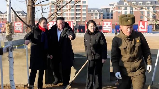 김정은 북한 국무위원장이 지난 1월5일 부인 리설주, 딸 주애, 당·정부 지도간부들과 함께 '해외군사작전 전투위훈기념관' 건설장을 찾아 식수를 했다고 조선중앙TV가 6일 보도했다. 연합뉴스