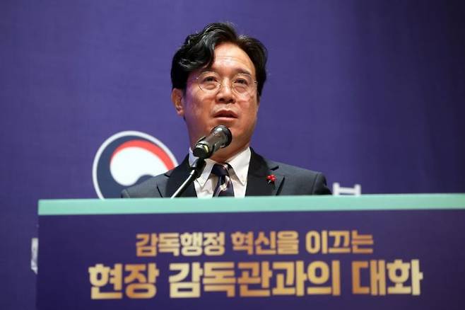 김영훈 고용노동부 장관이 14일 서울 서초구 양재 엘타워에서 열린 현장 감독관과의 대화에서 특강을 하고 있다. 연합뉴스.