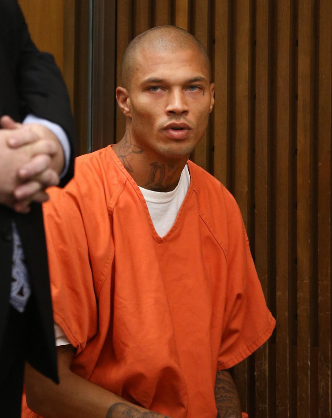 2014년 미국에서 공개된 제러미 믹스(Jeremy Meeks)의 머그샷은 '세계에서 가장 섹시한 범죄자'라는 별칭과 함께 SNS를 통해 급속히 확산했다. 그는 출소 이후 모델로 활동하며 대중적 인지도를 얻었다. NBC NEWS