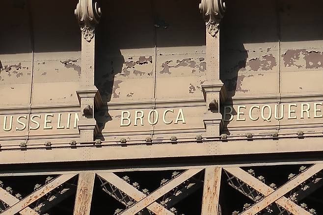 에펠탑을 세운 건축가 구스타브 에펠이 선정한 72명의 과학자들 이름이 에펠탑에 새겨져 있다. 왼쪽부터 교량 엔지니어 루이 디디에 주슬랭, 전두엽에서 언어 능력을 관장하는 '브로카 영역'을 발견한 신경학자 폴 브로카, 방사능을 발견한 물리학자 앙투안 세자르 베크렐 등 모두 남성이었다. /위키피디아