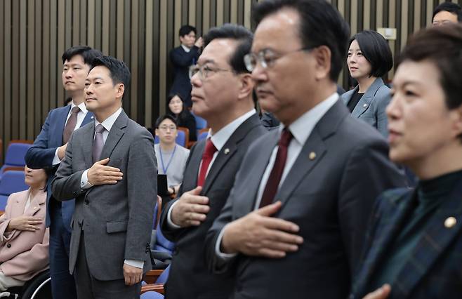 국민의힘 장동혁 대표와 당 지도부 의원들이 23일 서울 여의도 국회에서 열린 의원총회에서 국민의례를 하고 있다. 2026.02.23 /남강호 기자