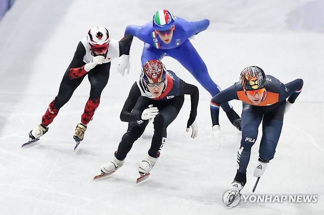 쇼트트랙 남자 계주 경기 펼치는 임종언.연합뉴스