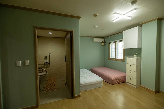 2026년 2월9일 공개된 인천 강화군 중증장애인 거주시설 색동원 내부. 색동원 거주자들은 대부분 두세 명이 한방을 사용했다. 김자은(가명)씨는 다인실과 1인실 모두 사용한 적이 있다고 했다. 강화(인천)=김진수 선임기자 jsk@hani.co.kr