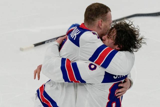 미국 잭 휴스(오른쪽)가 22일 이탈리아 밀라노 산타줄리아 아레나에서 열린 2026 밀라노 코르티나담페초 동계올림픽 남자 아이스하키 결승에서캐나다를 상대로 골든골을 넣은 뒤, 동료 브래디 트카척과 함께 기뻐하고 있다. 밀라노=AP 연합뉴스