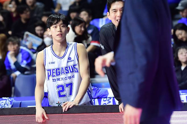 최근 경기 출전 횟수가 부쩍 줄어든 신인 양우혁. 강혁 감독은 좀 더 멀리 내다보며 양우혁을 육성 중이다. KBL 제공