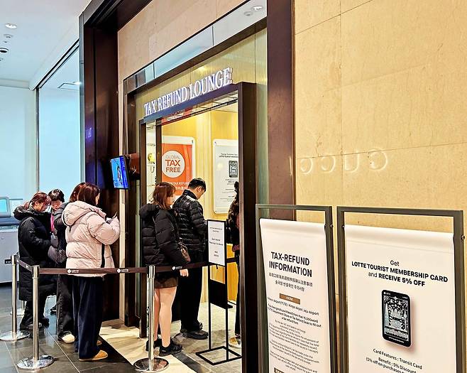 롯데백화점 본점을 찾은 외국인 고객들. 사진 롯백백화점