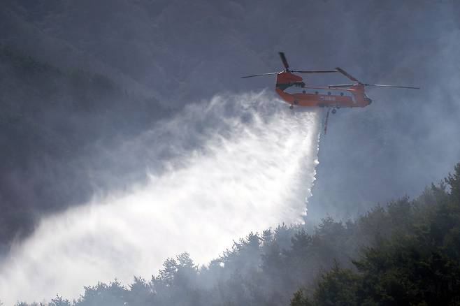 산림당국 헬기가 23일 경남 함양군 마천면에서 산불 진화 작업을 하고 있다. 사진 산림청