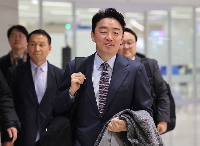 전략경제협력 대통령 특사 자격으로 캐나다·노르웨이를 방문하고 돌아온 강훈식 대통령비서실장이 지난달 31일 오후 인천국제공항을 통해 귀국하는 모습.뉴스1