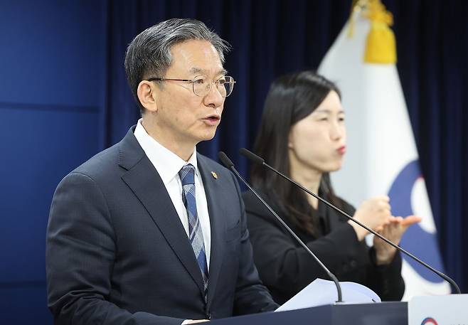 정성호 법무부 장관은 23일 엘리엇을 상대로 한 ISDS 사건 중재판정 영국 법원 취소 소송에서 승소했다고 밝혔다. 연합뉴스