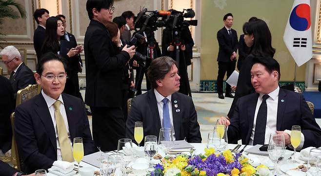 23일 청와대 영빈관에서 열린 국빈만찬장에 참석한 이재용 삼성전자 회장(왼쪽)과 최태원 SK그룹 회장(가장 오른쪽). 청와대사진기자단