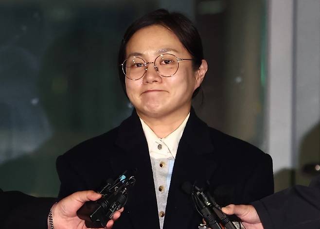 전직 매니저들에게 갑질을 했다는 등의 의혹에 휩싸인 개그우먼 박나래가 20일 밤 서울 강남경찰서에서 피고발인 조사를 마치고 나오며 취재진 질의에 답변하고 있다. 사진=뉴스1